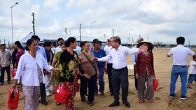 Ông Phan Ngọc Thọ khi còn là Chủ tịch UBND tỉnh Thừa Thiên - Huế trong năm 2020 đã dẫn người dân trả lại đất cho Di sản Huế đi xem khu tái định cư mới tại Khu quy hoạch Hương Sơ