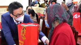 Phó Thủ tướng Vũ Đức Đam tặng quà Tết cho người bị ảnh hưởng bởi dịch Covid-19 tại Thừa Thiên - Huế. 