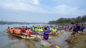 Các đội ghe xuất phát Giải đua ghe truyền thống lần thứ I năm 2022 trên sông Đông Ba 
