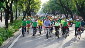 Ông Kim Højlund Christensen, Đại sứ Đan Mạch tại Việt Nam và lãnh đạo tỉnh Thừa Thiên – Huế cùng đông đảo người dân và du khách đạp xe trên nhiều tuyến đường chính tại TP Huế. ​