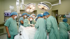 Các bác sĩ Bệnh viện Trung ương Huế phẫu thuật ghép thận tự thân cho bệnh nhân 58 tuổi ​