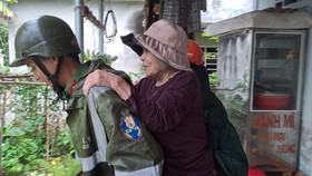 Hỗ trợ người già, đau ốm đi tránh bão 
