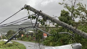 Cột điện tại Thừa Thiên - Huế bị đổ vì gió bão
