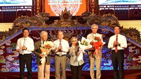 Lãnh đạo tỉnh Thừa Thiên – Huế tặng hoa chúc mừng Giáo sư Trần Thanh Vân tại Lễ trao học bổng Vallet cho các học sinh, sinh viên tại Huế năm 2022