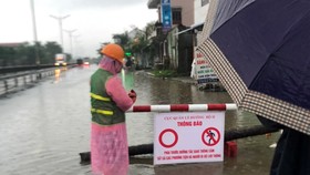 QL 1A đoạn qua địa bàn xã Lộc Trì, huyện Phú Lộc, tỉnh Thừa Thiên - Huế bị ngập gây khó khăn cho người và phương tiện tham gia giao thông. ​