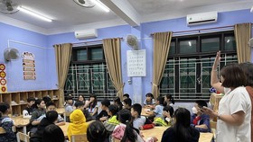 Một số phụ huynh có con em học tại Trường Tiểu học Vĩnh Ninh lo lắng khi nhà trường thay thế bàn học truyền thống bằng bàn học lục giác ​