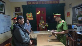 Công an đọc lệnh khởi tố, bắt tạm giam Nguyễn Hà Tấn Thiện