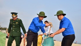 Phó Bí thư Thường trực Tỉnh ủy Thừa Thiên Huế Phan Ngọc Thọ chung tay làm sạch bãi biển ​