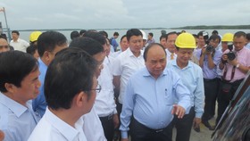 Thủ tướng Nguyễn Xuân Phúc thị sát cảng quốc tế Cái Mép