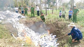 Công an huyện Bù Đốp đang tiêu hủy hơn 35.000 bao thuốc lá nhập lậu các loại