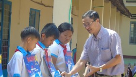 Báo SGGP trao học bổng cho học sinh nghèo hiếu học Bình Phước  ​