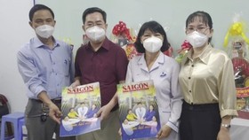 Trao tặng báo xuân Nhâm Dần cho Bệnh viện đa khoa Tây Ninh 