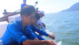 Sau lễ mít tinh, các đại biểu và đoàn viên thanh niên thả tôm giống tái tạo nguồn lợi thủy sản