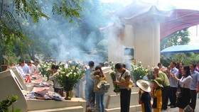 Đông đảo người dân đến dâng hương, dâng hoa tưởng niệm, tri ân trước phần mộ 10 nữ anh hùng liệt sĩ TNXP Ngã ba Đồng Lộc