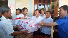 Phó Thủ tướng Trịnh Đình Dũng thăm hỏi, tặng quà cho người dân ở xã Kỳ Khang, huyện Kỳ Anh, tỉnh Hà Tĩnh 