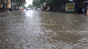Đường Nguyễn Công Trứ ở thành phố Hà Tĩnh ngập sâu trong nước
