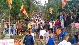 Rất đông du khách thập phương về chùa Hương Tích trong ngày khai hội