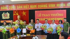Chủ tịch UBND tỉnh Hà Tĩnh Đặng Quốc Khánh tặng hoa, trao thưởng cho các lực lượng tham gia phá án