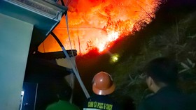 Lực lượng chức năng nỗ lực khống chế đám cháy rừng trong đêm