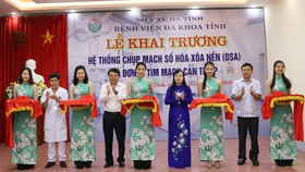 Bộ trưởng Bộ Y tế Nguyễn Thị Kim Tiến cùng các đại biểu cắt băng khai trương 