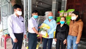 Ông Phong, bà Hường ủng hộ gạo cho công tác phòng, chống dịch Covid-19