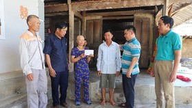 Trao 17 triệu đồng cho gia đình chị Thạch Thị Vân, ở xã Thạch Thắng, huyện Thạch Hà, Hà Tĩnh