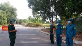Lực lượng chức năng đang làm nhiệm vụ tại khu cách ly tập trung ở Hà Tĩnh