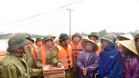 Phó thủ tướng Trịnh Đình Dũng kiểm tra công tác ứng phó mưa lũ tại Hà Tĩnh