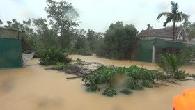 Nhiều nhà dân ở huyện Cẩm Xuyên, Hà Tĩnh bị ngập nước sâu