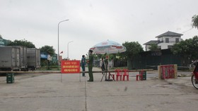 Lực lượng chức năng lập chốt kiểm soát ngăn chặn nguy cơ dịch từ vòng ngoài tại xã Tượng Sơn, huyện Thạch Hà, tỉnh Hà Tĩnh