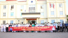Các cán bộ, nhân viên, sinh viên ngành y tế Hà Tĩnh lên đường ra tỉnh Nghệ An hỗ trợ phòng, chống dịch Covid-19