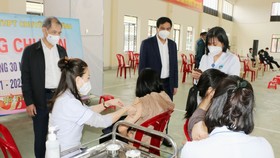 Lãnh đạo Sở Y tế tỉnh Hà Tĩnh kiểm tra việc tiêm vaccine phòng Covid-19 cho học sinh trên địa bàn TP Hà Tĩnh