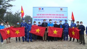Hải đội 102 tặng cờ Tổ quốc và tuyên truyền cho ngư dân về chống khai thác IUU