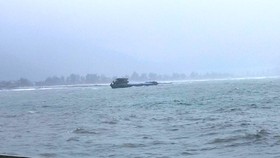 Tàu H.A.28 bị trôi dạt và mắc cạn tại khu vực bờ biển thôn Hải Phong 2, xã Kỳ Lợi