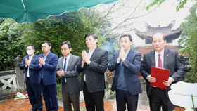 Bộ trưởng Bộ Y tế Nguyễn Thanh Long và lãnh đạo tỉnh Hà Tĩnh dâng hương tưởng niệm ngày mất của Đại danh y Hải Thượng Lãn Ông Lê Hữu Trác