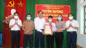 Chủ tịch UBND tỉnh Hà Tĩnh Võ Trọng Hải trao thư khen của Chủ tịch nước cho em Nguyễn Văn Dương