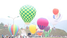 Hàng ngàn người dân đến xem trình diễn khinh khí cầu tại đập chính hồ Ngàn Trươi ở huyện Vũ Quang