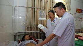 Bác sĩ Bệnh viện Đa khoa Hà Tĩnh kiểm tra, theo dõi tình hình sức khỏe sản phụ H. sau sinh