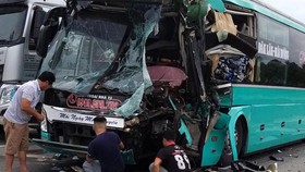 Phần đầu xe khách bị hư hỏng nặng sau tai nạn
