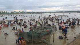 Đông đảo người dân tham gia lễ hội bắt cá hồ Đập Lổ