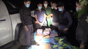 Đối tượng Trương Ngọc Thứ cùng tang vật pháo hoa nổ bị lực lượng chức năng bắt giữ trong đêm