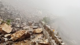 Hiện trường Quốc lộ 8A ở Hà Tĩnh bị sạt lở gây ách tắc giao thông hoàn toàn