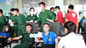 Cán bộ, chiến sĩ Bộ đội Biên phòng tỉnh Hà Tĩnh tham gia hiến máu