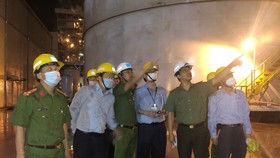 Thượng tá Nguyễn Hồng Phong, Giám đốc Công an tỉnh Hà Tĩnh trực tiếp chỉ đạo công tác điều tra tại hiện trường. Ảnh: Công an Hà Tĩnh cung cấp