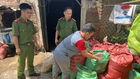 Số mỡ động vật được đóng trong các bao tải. Ảnh: Công an Hà Tĩnh