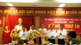 Lãnh đạo Tỉnh ủy, HĐND tỉnh Hà Tĩnh tặng hoa chúc mừng tân Phó Chủ tịch UBND tỉnh Hà Tĩnh Trần Báu Hà (thứ 2, từ trái qua)