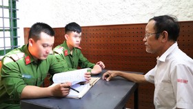 Cơ quan Cảnh sát điều tra Công an huyện Can Lộc làm việc với Nguyễn Thế Hữu. Ảnh: Công an Hà Tĩnh cung cấp