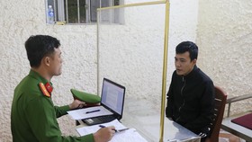 Cơ quan công an lấy lời khai Mai Chí Phương. Ảnh: Công an Hà Tĩnh cung cấp