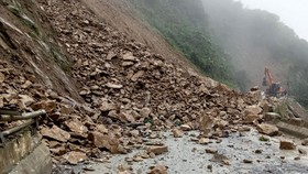 Hà Tĩnh: Sạt lở trên Quốc lộ 8A, đường lên cửa khẩu quốc tế Cầu Treo bị ách tắc