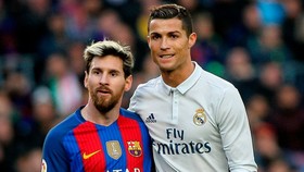 Lionel Messi (trái) và Cristiano Ronaldo đang chia sẻ kỷ lục 10 năm liền góp mặt trong đội hình. Ảnh: Theo Mirror